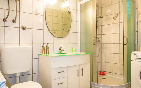Mateja: Lavandino Del Bagno, Toilet Seat, Idraulico Fixture, Bagno, Gabinetto, Interior Design, Lavello, Pavimentazione, Pavimento, Specchio
