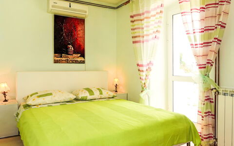 Mateja: Mobilia, Letto, Interior Design, Camera Da Letto, Pavimento, Bedding, Parete, Camera, Lenzuolo, Pavimentazione