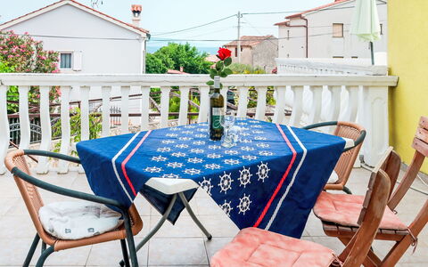 Mateja: Mobilia, Mobili Da Esterno, Sedia, Tovaglia, Tavolo Esterno, Porta, Vaso Di Fiori, Balcone, Portico, Pianta Della Casa