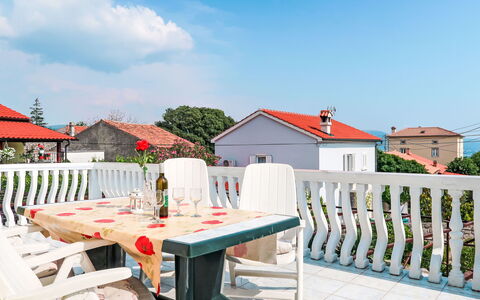 Mateja: Casa, Casa, Zona Residenziale, Balcone, Portico, Mobili Da Esterno, Shade, Pianta Della Casa, Dipingere, Per Finestre