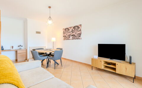 Joaninha: Pavimentazione, Mobilia, Interior Design, Pavimento, Soffitto, Divano, Soggiorno, Camera, Casa, Appartamento