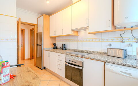 Joaninha: Cucina, Pavimentazione, Legna, Interior Design, Controsoffitto, Pavimento, Apparecchio Major, Cabinetry, Elettrodomestico Da Cucina, Soffitto