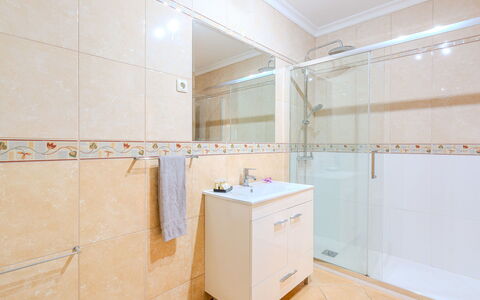 Joaninha: Pavimentazione, Idraulico Fixture, Pavimento, Interior Design, Bagno, Idraulico, Piastrella, Lavello, Rubinetto, Mobiletto Del Bagno