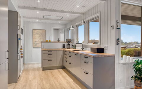Takenya - 400M from the Sea: Cucina, Controsoffitto, Pavimentazione, Elettrodomestico Da Cucina, Legna, Cabinetry, Interior Design, Soffitto, Apparecchio Major, Mobilia