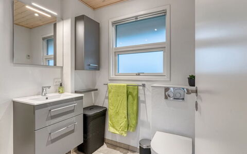 Takenya - 400M from the Sea: Pavimentazione, Idraulico Fixture, Interior Design, Pavimento, Mobiletto Del Bagno, Lavello, Soffitto, Idraulico, Rubinetto, Bagno