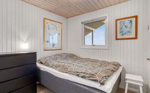 Takenya - 400M from the Sea: Legna, Camera Da Letto, Pavimentazione, Pavimento, Letto, Lenzuolo, Interior Design, Soffitto, Telaio Del Letto, Bedding