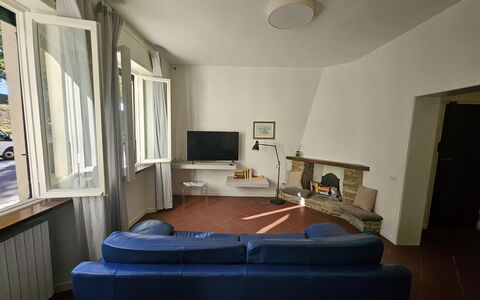 Adele: Mobilia, Interior Design, Pavimentazione, Pavimento, Legna, Soffitto, Camera, Illuminazione, Soggiorno, Divano