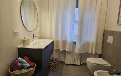 Adele: Bagno, Pavimentazione, Idraulico Fixture, Interior Design, Pavimento, Lavandino Del Bagno, Lavello, Rubinetto, Specchio, Idraulico