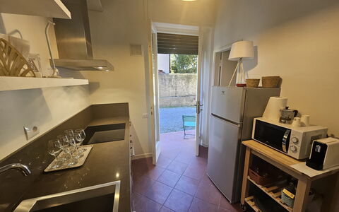 Adele: Pavimentazione, Pavimento, Interior Design, Soffitto, Controsoffitto, Cucina, Illuminazione, Apparecchio Major, Mobilia, Camera