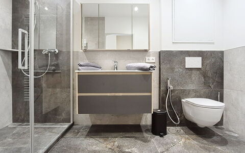 Radstadt 26: Pavimentazione, Idraulico Fixture, Pavimento, Interior Design, Mobiletto Del Bagno, Bagno, Gabinetto, Specchio, Toilet Seat, Lavello