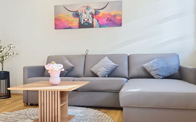 Radstadt 26: Mobilia, Divano, Interior Design, Pavimentazione, Legna, Pavimento, Soggiorno, Cuscino, Lancia Cuscino, Cuscino