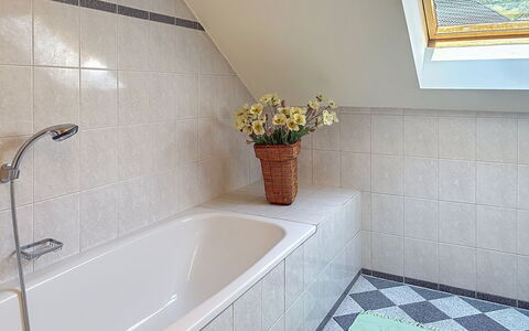 Wohlfühlnest St. Michael: Pavimentazione, Pavimento, Idraulico Fixture, Parete, Bagno, Interior Design, Vasca Da Bagno, Piastrella, Rubinetto, Idraulico