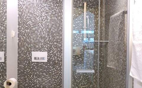 Valserhaus: Parete, Bagno, Idraulico Fixture, Interior Design, Pavimentazione, Pavimento, Idraulico, Piastrella, Materiale Composito, Bicchiere