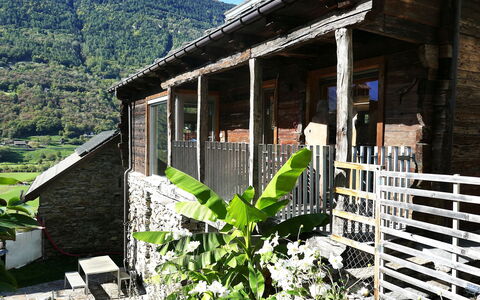 Valserhaus: Legna, Villetta, Casa, Area Rurale, Villaggio, Muro ​​Di Pietra, Cortile, Paesino Di Montagna, Backyard, Portico