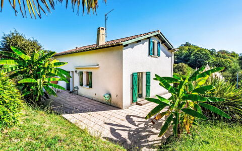 Agintza: Brick, Estate, Giardino, Sobborgo, Driveway, Landscaping, Cortile, Hacienda, Agriturismo, Backyard