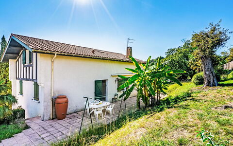 Agintza: Brick, Estate, Giardino, Sobborgo, Driveway, Landscaping, Cortile, Hacienda, Agriturismo, Backyard