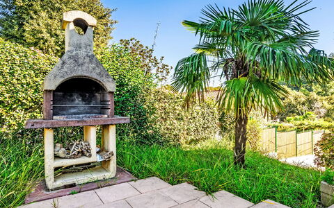 Agintza: Brick, Estate, Giardino, Sobborgo, Driveway, Landscaping, Cortile, Hacienda, Agriturismo, Backyard