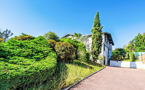Agintza: Brick, Estate, Giardino, Sobborgo, Driveway, Landscaping, Cortile, Hacienda, Agriturismo, Backyard