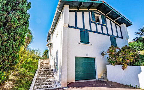 Agintza: Brick, Estate, Giardino, Sobborgo, Driveway, Landscaping, Cortile, Hacienda, Agriturismo, Backyard