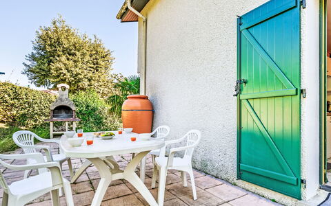 Agintza: Brick, Estate, Giardino, Sobborgo, Driveway, Landscaping, Cortile, Hacienda, Agriturismo, Backyard