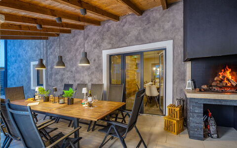 Samanta: Brick, Estate, Giardino, Sobborgo, Driveway, Landscaping, Cortile, Hacienda, Agriturismo, Backyard