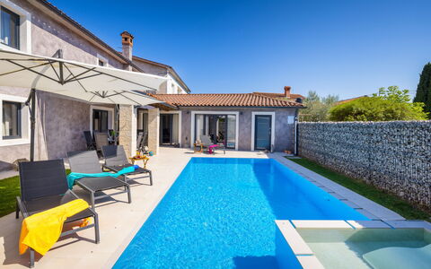 Samanta: Brick, Estate, Giardino, Sobborgo, Driveway, Landscaping, Cortile, Hacienda, Agriturismo, Backyard