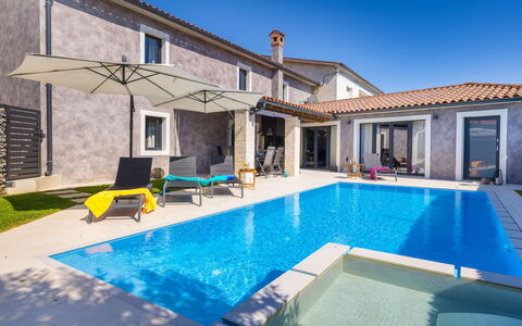 Samanta: Brick, Estate, Giardino, Sobborgo, Driveway, Landscaping, Cortile, Hacienda, Agriturismo, Backyard