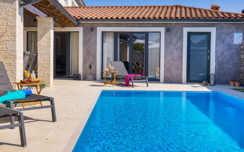 Samanta: Brick, Estate, Giardino, Sobborgo, Driveway, Landscaping, Cortile, Hacienda, Agriturismo, Backyard
