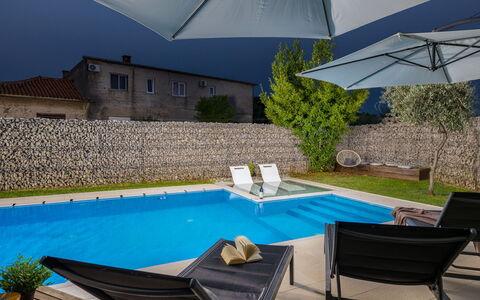 Samanta: Brick, Estate, Giardino, Sobborgo, Driveway, Landscaping, Cortile, Hacienda, Agriturismo, Backyard