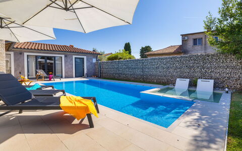 Samanta: Brick, Estate, Giardino, Sobborgo, Driveway, Landscaping, Cortile, Hacienda, Agriturismo, Backyard