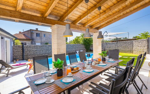 Samanta: Brick, Estate, Giardino, Sobborgo, Driveway, Landscaping, Cortile, Hacienda, Agriturismo, Backyard