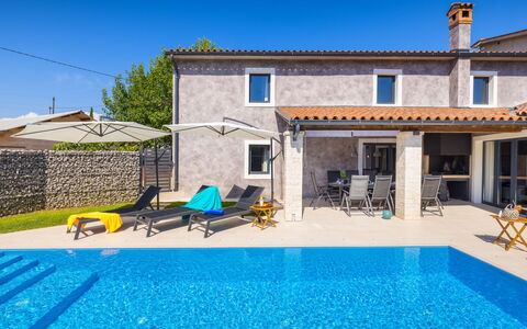 Samanta: Brick, Estate, Giardino, Sobborgo, Driveway, Landscaping, Cortile, Hacienda, Agriturismo, Backyard