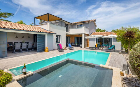 Irena: Brick, Estate, Giardino, Sobborgo, Driveway, Landscaping, Cortile, Hacienda, Agriturismo, Backyard