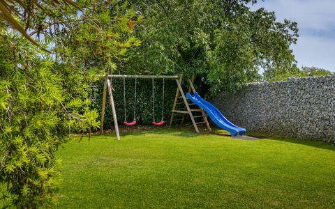 Irena: Brick, Estate, Giardino, Sobborgo, Driveway, Landscaping, Cortile, Hacienda, Agriturismo, Backyard