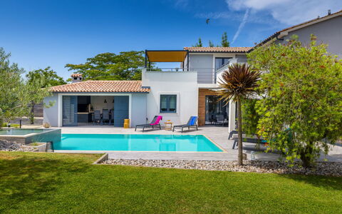 Irena: Brick, Estate, Giardino, Sobborgo, Driveway, Landscaping, Cortile, Hacienda, Agriturismo, Backyard