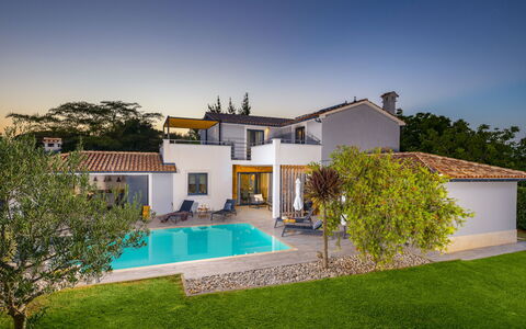 Irena: Brick, Estate, Giardino, Sobborgo, Driveway, Landscaping, Cortile, Hacienda, Agriturismo, Backyard