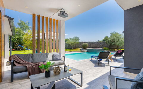 Irena: Brick, Estate, Giardino, Sobborgo, Driveway, Landscaping, Cortile, Hacienda, Agriturismo, Backyard