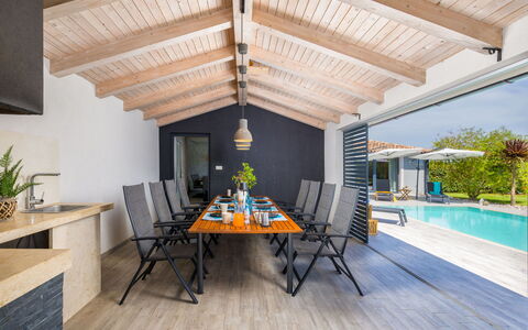 Irena: Brick, Estate, Giardino, Sobborgo, Driveway, Landscaping, Cortile, Hacienda, Agriturismo, Backyard