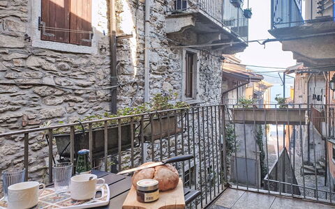 Santa Lucia: Brick, Estate, Giardino, Sobborgo, Driveway, Landscaping, Cortile, Hacienda, Agriturismo, Backyard