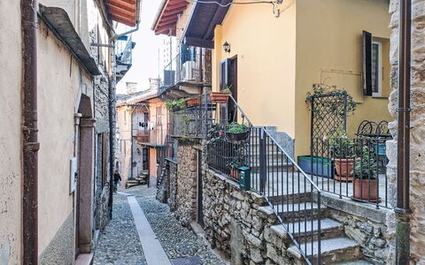 Santa Lucia: Brick, Estate, Giardino, Sobborgo, Driveway, Landscaping, Cortile, Hacienda, Agriturismo, Backyard