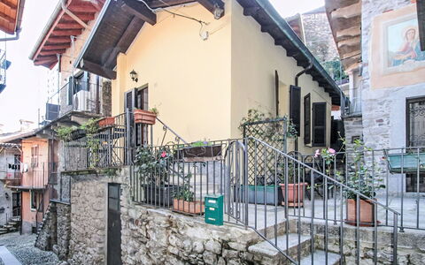 Santa Lucia: Brick, Estate, Giardino, Sobborgo, Driveway, Landscaping, Cortile, Hacienda, Agriturismo, Backyard