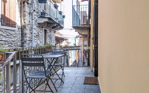 Santa Lucia: Brick, Estate, Giardino, Sobborgo, Driveway, Landscaping, Cortile, Hacienda, Agriturismo, Backyard