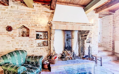 Dimora Castello: Brick, Estate, Giardino, Sobborgo, Driveway, Landscaping, Cortile, Hacienda, Agriturismo, Backyard