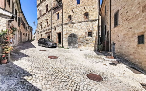 Dimora Castello: Brick, Estate, Giardino, Sobborgo, Driveway, Landscaping, Cortile, Hacienda, Agriturismo, Backyard