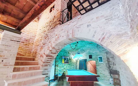 Dimora Castello: Brick, Estate, Giardino, Sobborgo, Driveway, Landscaping, Cortile, Hacienda, Agriturismo, Backyard