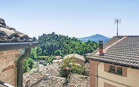 Dimora Castello: Brick, Estate, Giardino, Sobborgo, Driveway, Landscaping, Cortile, Hacienda, Agriturismo, Backyard