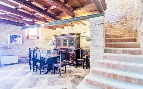 Dimora Castello: Brick, Estate, Giardino, Sobborgo, Driveway, Landscaping, Cortile, Hacienda, Agriturismo, Backyard