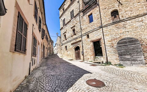 Dimora Castello: Brick, Estate, Giardino, Sobborgo, Driveway, Landscaping, Cortile, Hacienda, Agriturismo, Backyard
