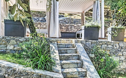 Green Haven: Brick, Estate, Giardino, Sobborgo, Driveway, Landscaping, Cortile, Hacienda, Agriturismo, Backyard