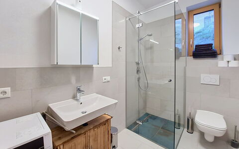 Oberladstätter: Pavimentazione, Interior Design, Idraulico Fixture, Pavimento, Bagno, Legna, Lavello, Soffitto, Rubinetto, Lavandino Del Bagno